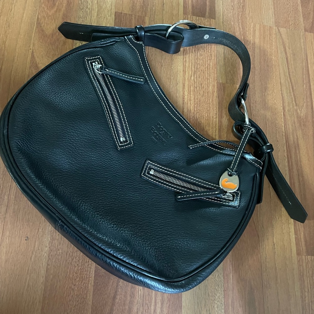 Dooney & Bourke J6182223 black pebble leather shoulder bag.